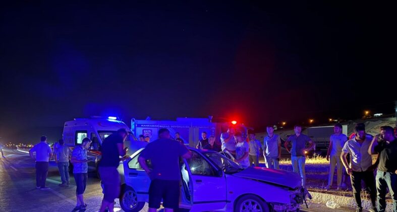 kalpgazetesi.com-Kahramanmaraş'ta iki otomobilin çarpıştığı kazada 10 kişi yaralandı