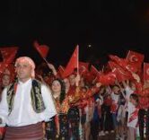 Demirci’de yöresel kıyafetlerle fener alayı yürüyüşü yapıldı