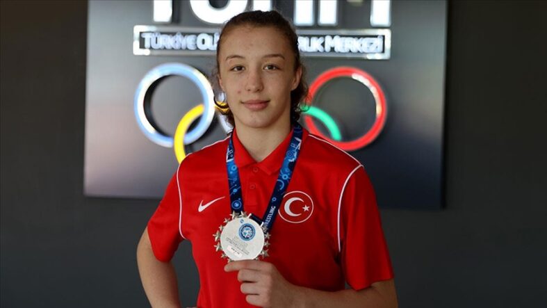 kalpgazetesi.com-Milli güreşçi Eylem Engin bronz madalya kazandı