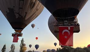 kalpgazetesi.com-NEVŞEHİR - Kapadokya'da balonlar Türk bayraklarıyla uçtu