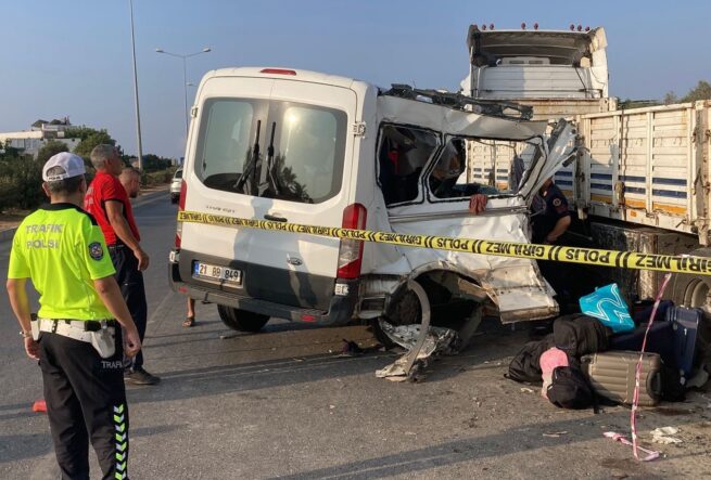 kalpgazetesi.com-Yaz Kampına Giden Çocukların Minibüsü Kaza Yaptı: 1'i çocuk 2 kişi öldü, 10 yaralı!