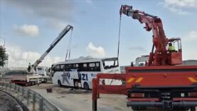 Yolcu otobüsü bariyerlere çarptı 3 kişi öldü  20 kişi yaralandı