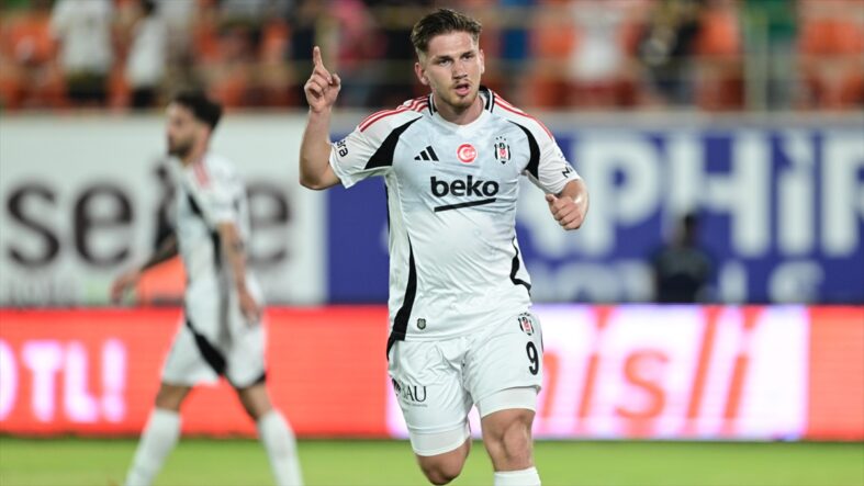 Beşiktaş’ın yıldızı Semih Kılıçsoy İtalya’ya uçtu