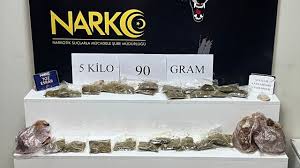 kalpgazetesi.com-Adana'da 5 kilo 90 gram esrar ele geçirilen hafif ticari araçtaki 2 zanlı tutuklandı