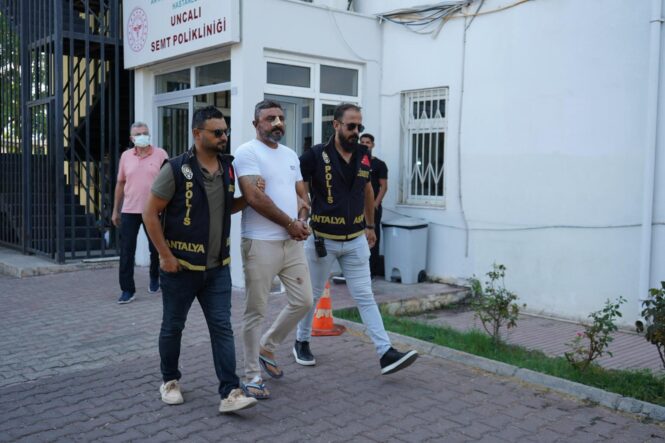 kalpgazetesi.com-Antalya’da Restoran Önünde Cinayet Eski Futbolcunun Oğlu Kurşunlarla Hayatını Kaybetti