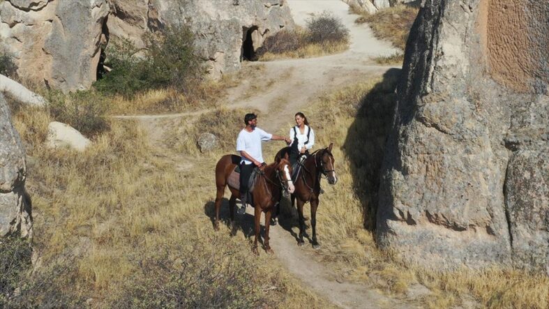 kalpgazetesi.com-Çocukluk hayali güzel atlar diyarı Kapadokya'da gerçek oldu. Atlarla büyün çift turizme can katıyor!