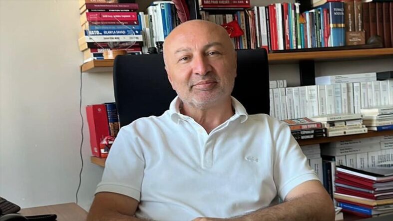 kalpgazetesi.com-Cumhurbaşkanı Erdoğan’ın yıllarca sesine yön veren isim Hamdi Kılıç, son yolculuğuna uğurlanıyor