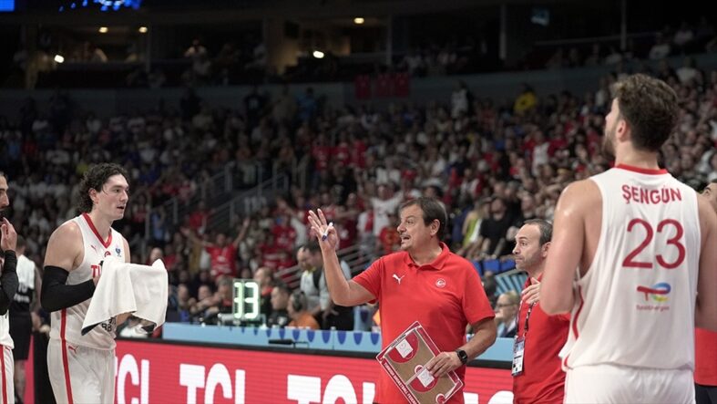 kalpgazetesi.com-EuroBasket 2025'te Avrupa ikincisi olan 12 Dev Adam Gümüş Madalyayla İstanbul'a Döndü