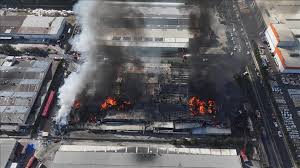 kalpgazetesi.com-KAYSERİ - (Dron) Keçe fabrikasında çıkan yangına müdahale ediliyor (2