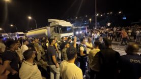 “Kahramanmaraş Pazarcık’ta tır can aldı: Genç hayatını kaybetti, vatandaşlar yolu kapattı”