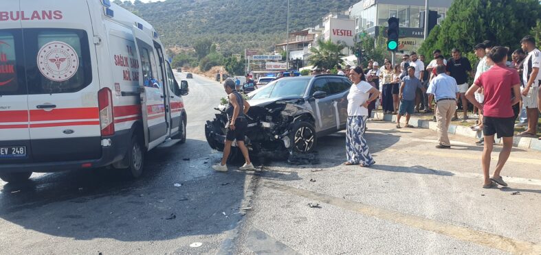 kalpgazetesi.com-Kaş'ta trafik kazası 2 otomobil çarpıştı, yaralı var