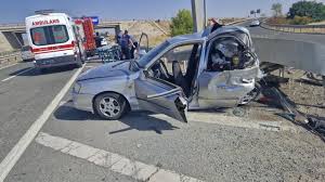 Bariyerlere çarpan otomobilde Bir kişi öldü, 4 kişi yaralandı