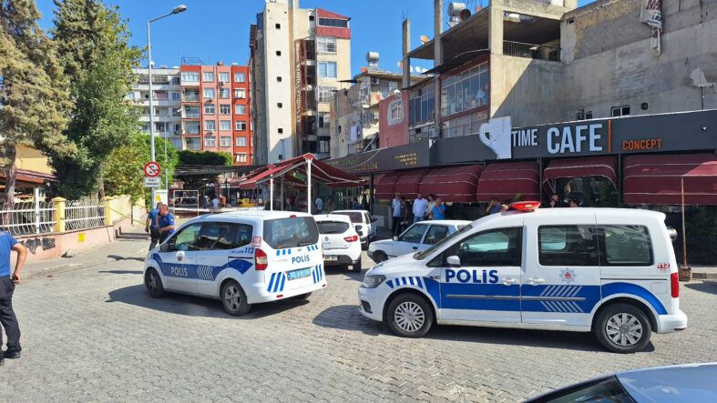 kalpgazetesi.com-Mersin'in Tarsus ilçesinde, sokakta silahlı saldırıyı uğrayan kişi ağır yaralandı