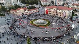 1058 kişi aynı anda halay çekti