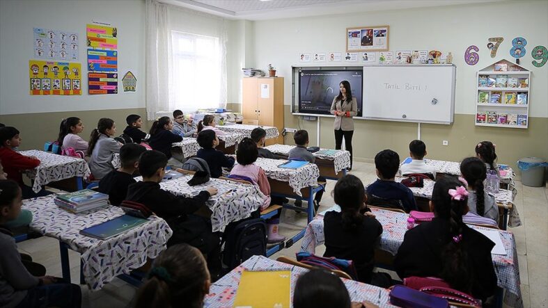 kalpgazetesi.com-Türkiye'de 18 Milyon Öğrenci Aynı Anda Yeşil Vatan İçin Ayağa Kalkıyor